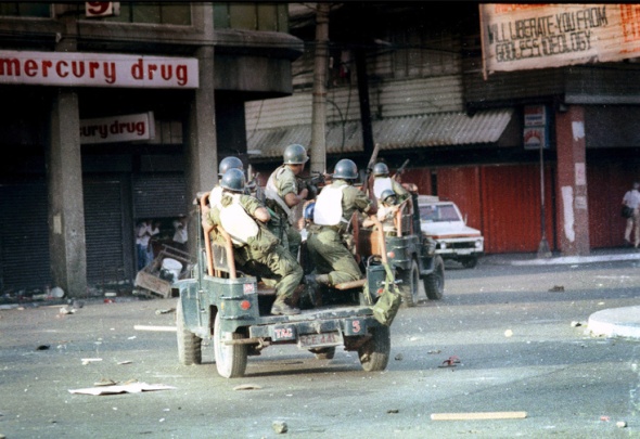 Soldiers and Police pursuing fleeing protesters. Luis Liwanag